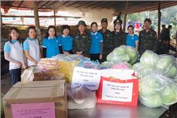 Tích cực động viên cán bộ, chiến sĩ tham gia xây dựng khu tái định cư thôn Tà Han